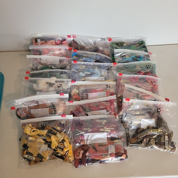 HUGE LOT Of 600+ Mixed DMC Embroidery Floss Thread PICTURES PICTURES PICTURES - Picture 1 of 11